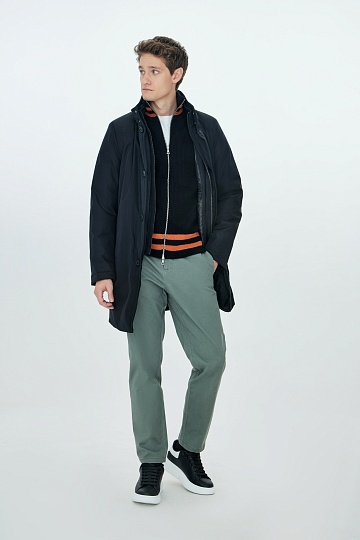 Черная пуховая куртка с воротником-стойкой