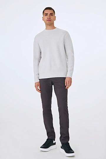 Светло-серый джемпер с декоративными швами