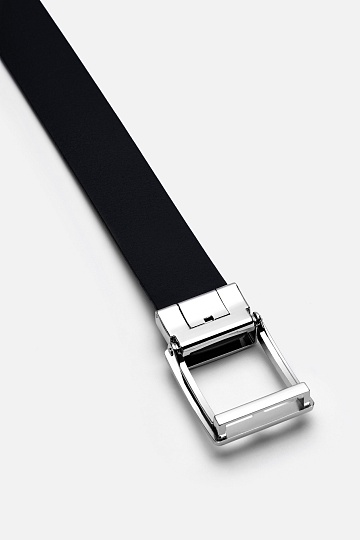 Черный ремень с серебристой пряжкой