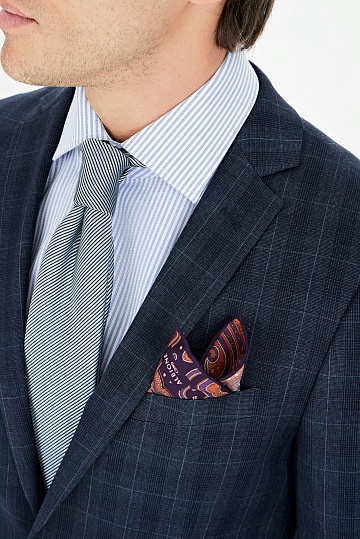 Темно-синий костюм в клетку