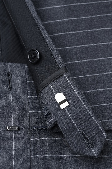 Черные брюки в светлую полоску