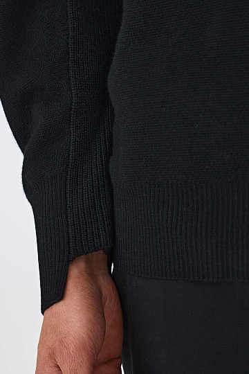 Черный джемпер с ассиметричной деталью