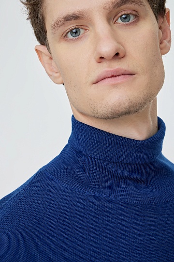 Свитер синего цвета с воротником под горло