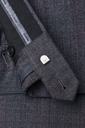 Серые брюки в клетку