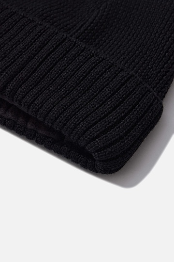 Темно-серая шапка с отворотом