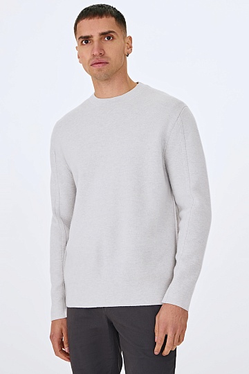 Светло-серый джемпер с декоративными швами