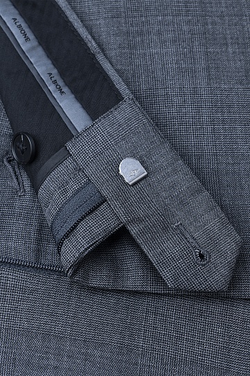 Серые брюки в мелкую клетку