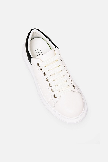 Белые кожаные сникеры с черной вставкой