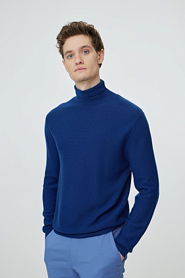 Свитер синего цвета с воротником под горло