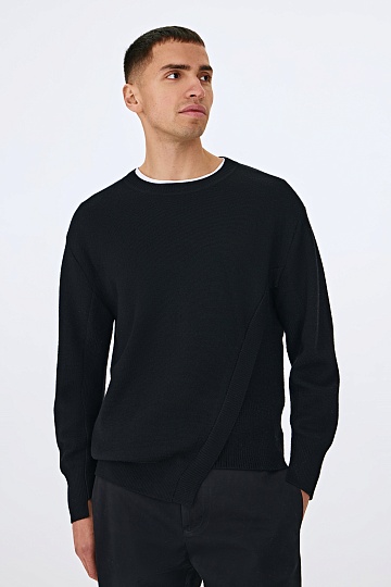 Черный джемпер с ассиметричной деталью