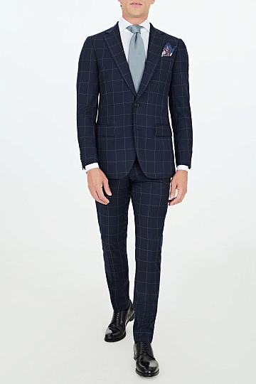 Темно-синий костюм в серую клетку