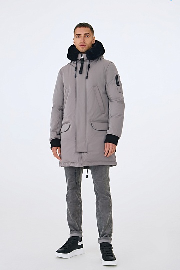 Светло-серая пуховая парка с мехом