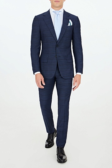 Темно-синий костюм в черную горизонтальную полоску