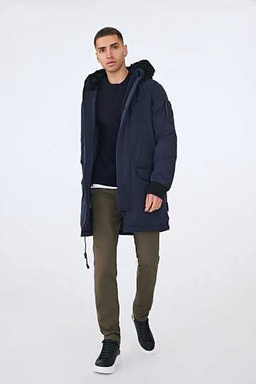 Темно-синяя пуховая парка с мехом