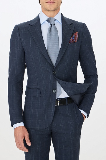 Темно-синий костюм в крупную клетку