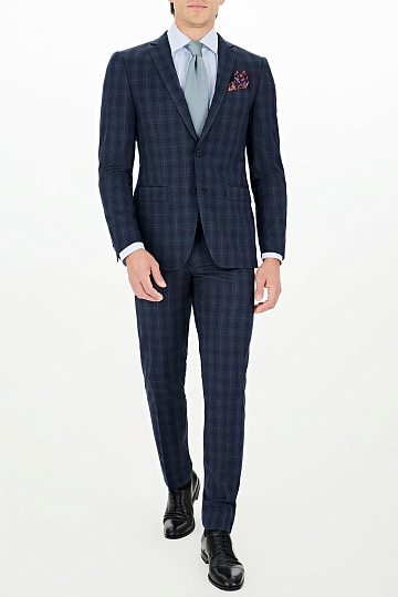 Темно-синий костюм в клетку
