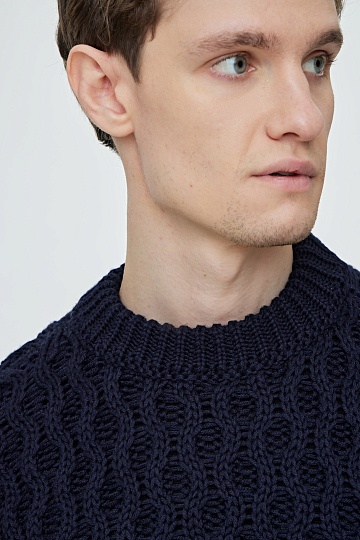Темно-синий вязаный свитер с узором