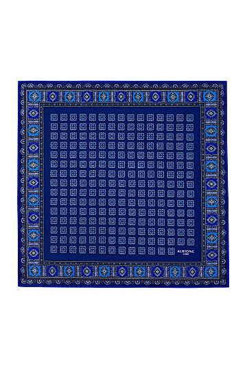 Сине-голубой платок с узором квадраты