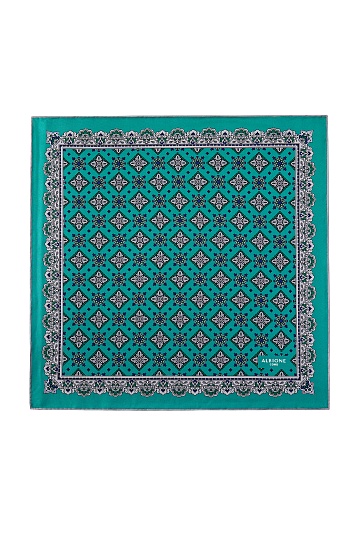 Зеленый платок с черно-белым орнаментом