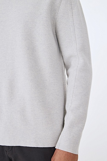 Светло-серый джемпер с декоративными швами