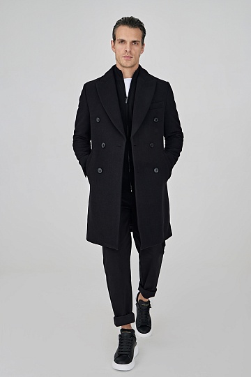 Черное двубортное пальто