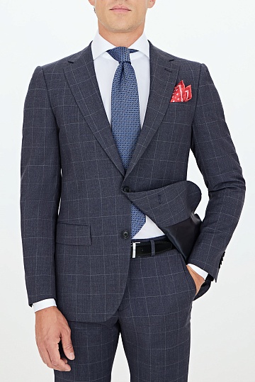 Темно-синий костюм в серую клетку
