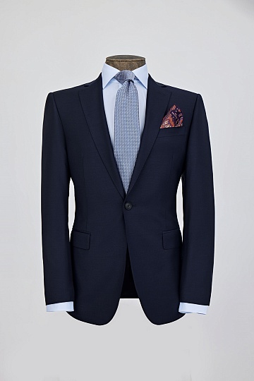 Темно-синий костюм на одной пуговице