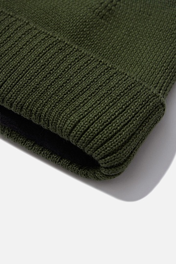 Темно-зеленая шапка с отворотом