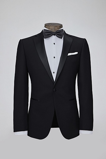 Смокинг черного цвета