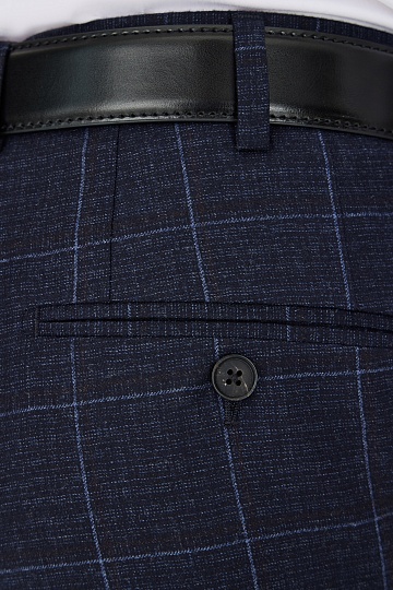 Темно-синие брюки в крупную клетку