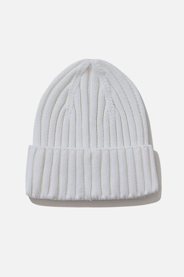 Белая шапка с отворотом