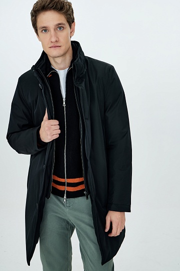 Черная пуховая куртка с воротником-стойкой