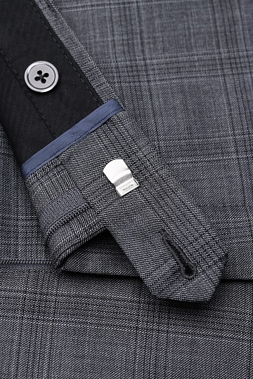 Серые брюки в клетку