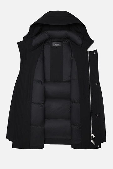 Черная куртка с капюшоном