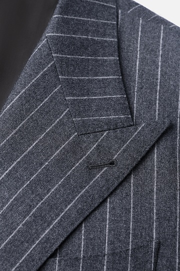 Черный пиджак в светлую полоску