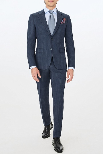 Темно-синий костюм в крупную клетку