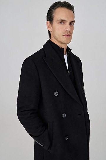 Черное двубортное пальто