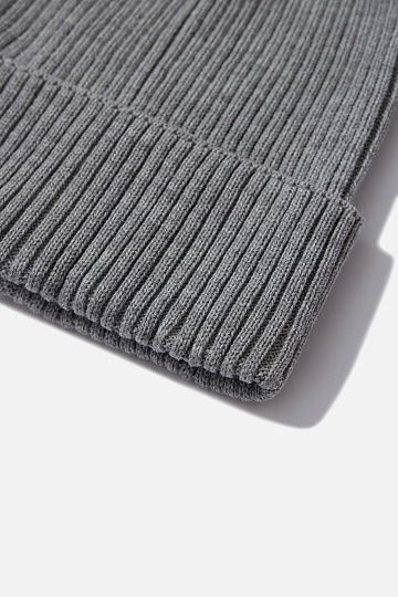 Светло-серая шапка с отворотом