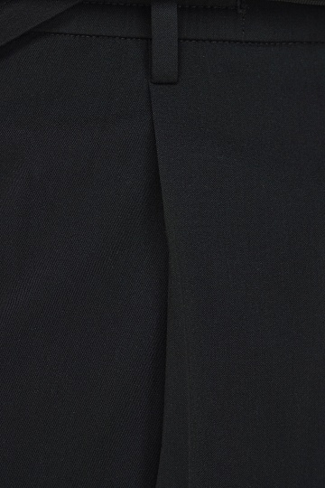 Черные брюки на шнурке