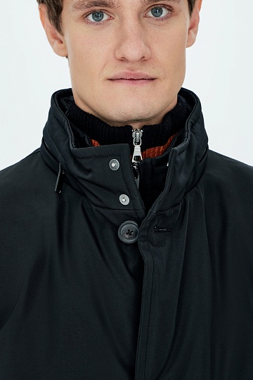 Черная пуховая куртка с воротником-стойкой