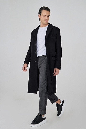 Удлиненное черное пальто на трех пуговицах