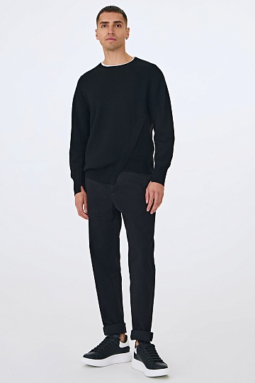 Черный джемпер с ассиметричной деталью