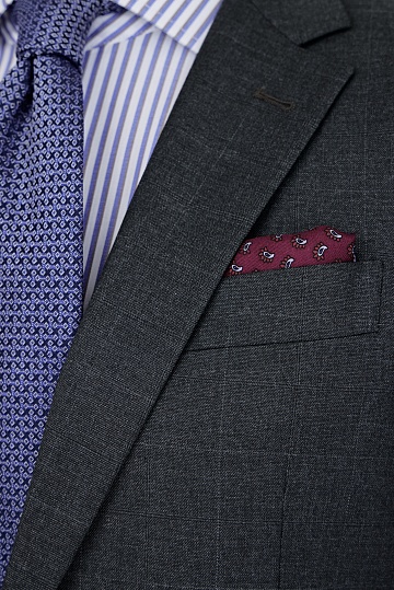 Серый костюм в клетку