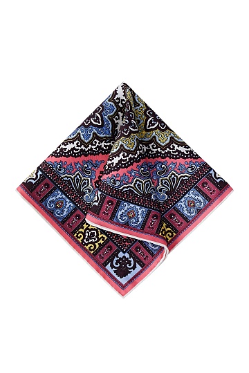 Пестрый розовый платок с орнаментом