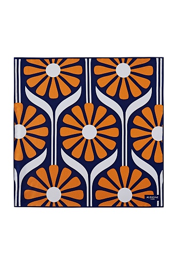 Темно-синий платок с оранжевыми цветами