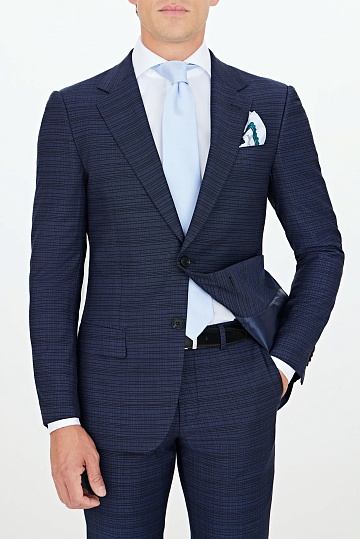 Темно-синий костюм в черную горизонтальную полоску