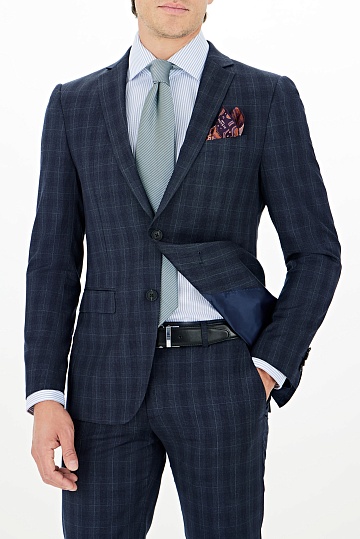 Темно-синий костюм в клетку