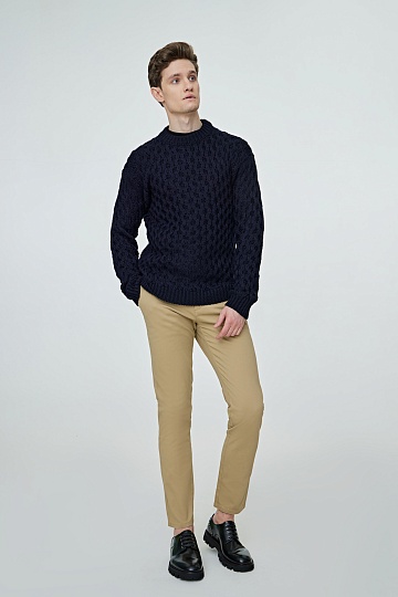 Темно-синий вязаный свитер с узором