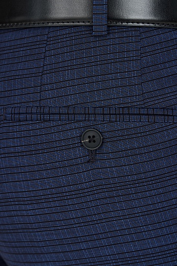 Темно-синие брюки в черную горизонтальную полоску