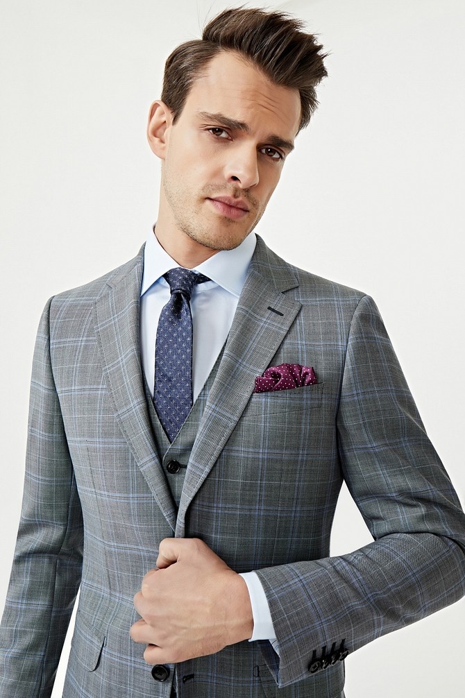 Вещь месяца: светло-серый костюм в голубую клетку